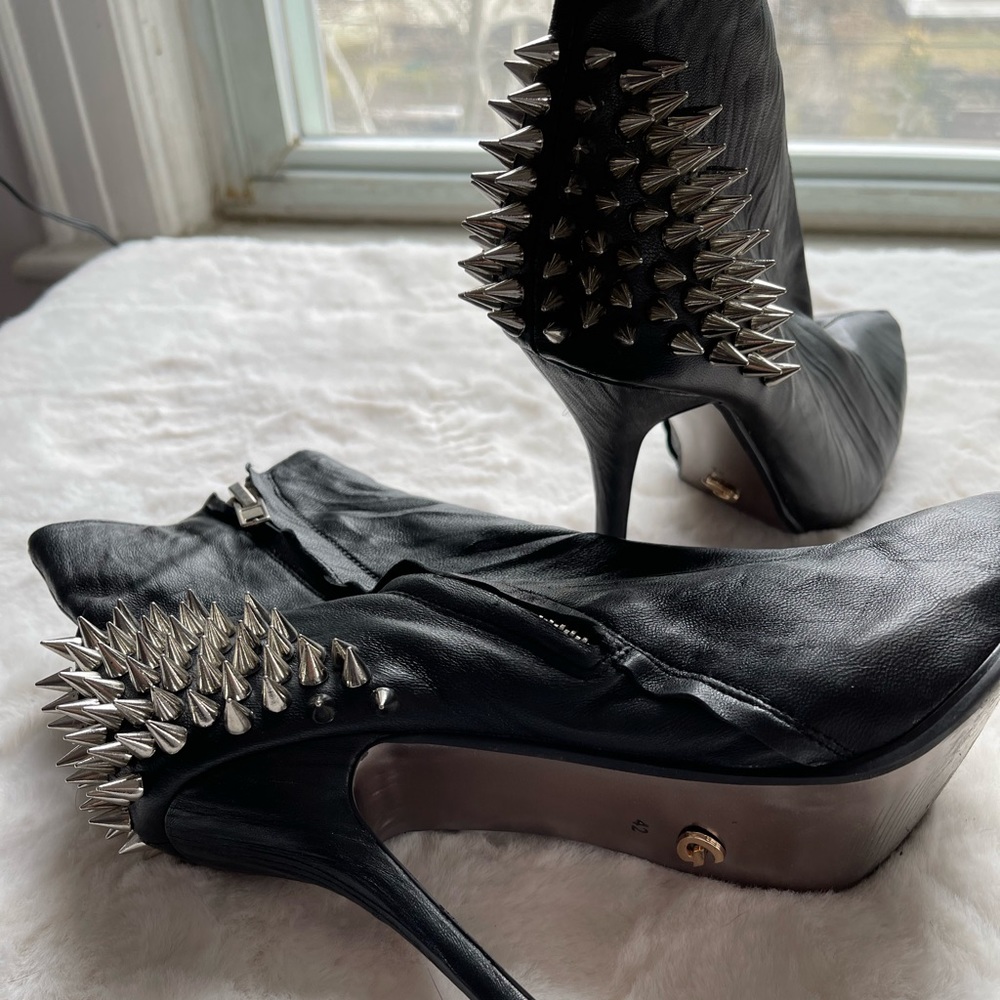 Rare spike adorned black booties size 42(11) - Picture 4 of 4